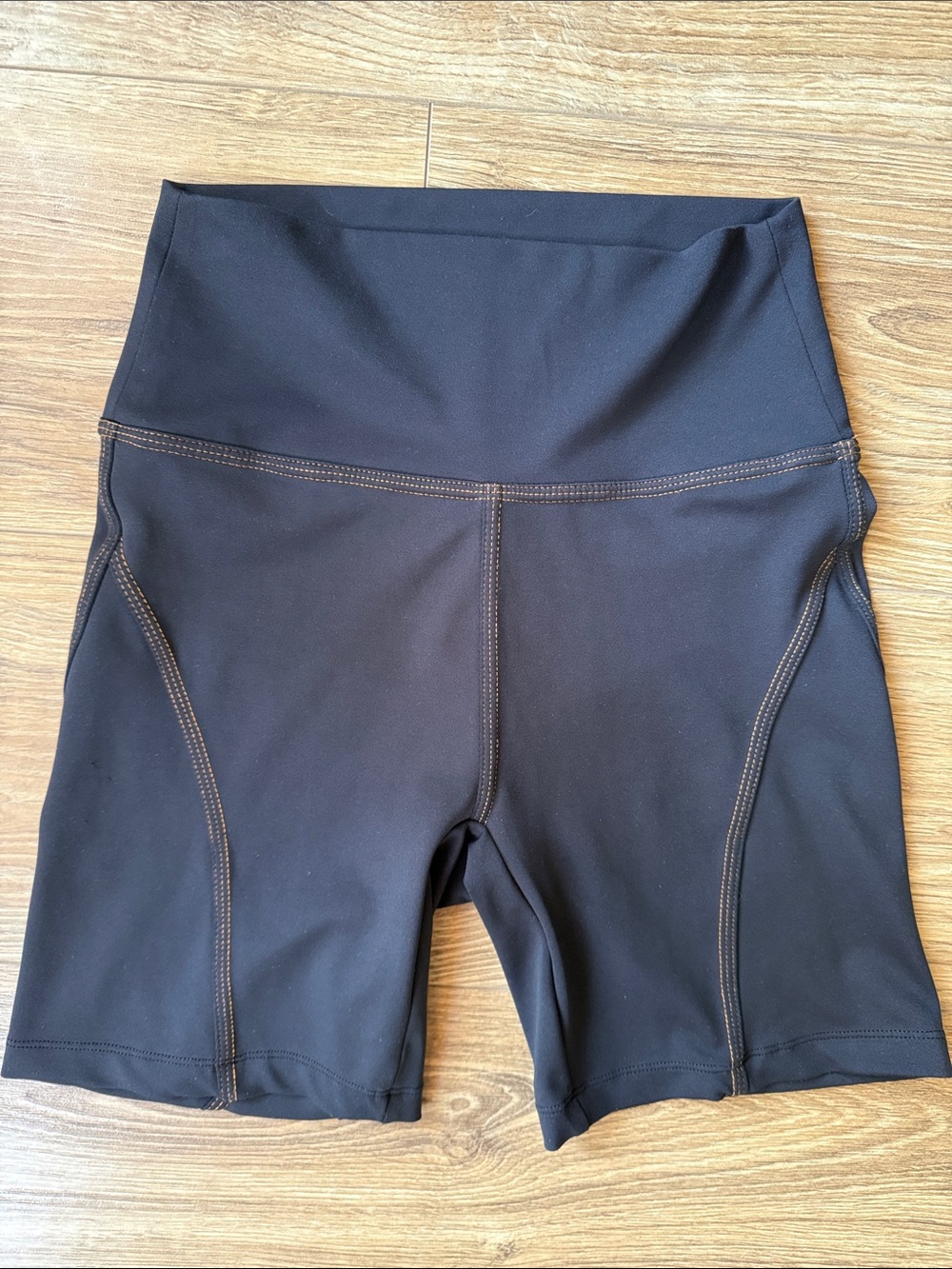 Wilo Black High-Rise Bike Shorts with Contrast Stitching - Picture 3 of 4